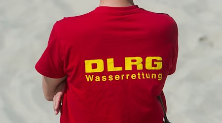 Ein Rettungsschwimmer der DRLG rettete am Samstagnachmittag zwei Menschen vor dem Ertrinken. (Symbolfoto)  / Foto: picture alliance / ZB
