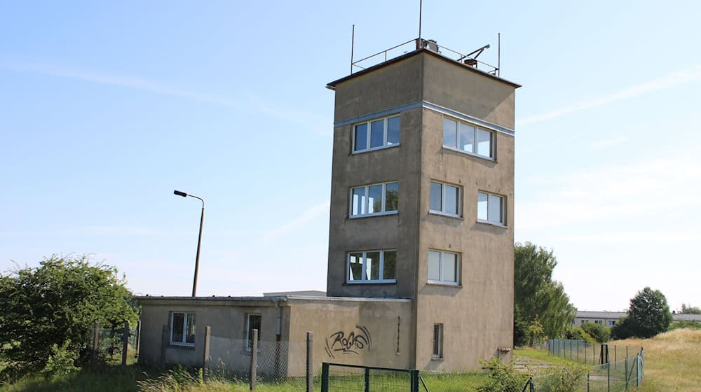 Der ehemalige DDR-Grenzturm in Cumlosen in der Prignitz wurde versteigert. / Foto: Oliver Gierens/dpa