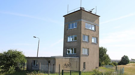 Der ehemalige DDR-Grenzturm in Cumlosen in der Prignitz wurde versteigert. / Foto: Oliver Gierens/dpa