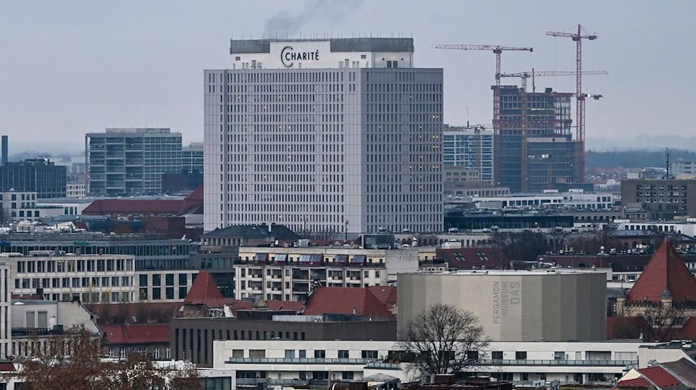 Bei der CFM arbeiten rund 3.500 Menschen in den Bereichen Medizintechnik, Krankentransport, Außenanlagepflege, Reinigung und Sicherheit (Symbolbild). / Foto: Jens Kalaene/dpa