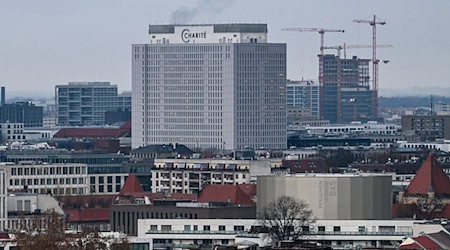 Bei der CFM arbeiten rund 3.500 Menschen in den Bereichen Medizintechnik, Krankentransport, Außenanlagepflege, Reinigung und Sicherheit (Symbolbild). / Foto: Jens Kalaene/dpa
