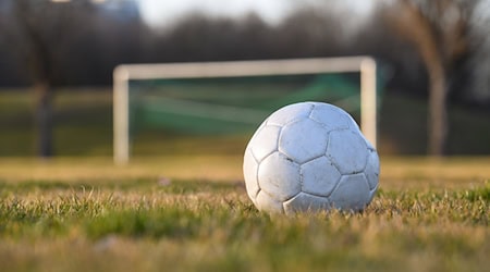 Ein Jugend-Trainer soll jugendliche Fußballer unter der Dusche heimlich gefilmt haben. / Foto: Tobias Hase/dpa