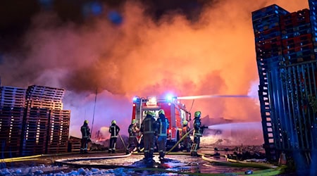 Bei dem Brand auf dem Firmengelände am Sonntagabend waren mehr als 250 Feuerwehrleute im Einsatz - nun brannte dort erneut eine Lagerhalle. (Archivbild) / Foto: Michael Ukas/dpa