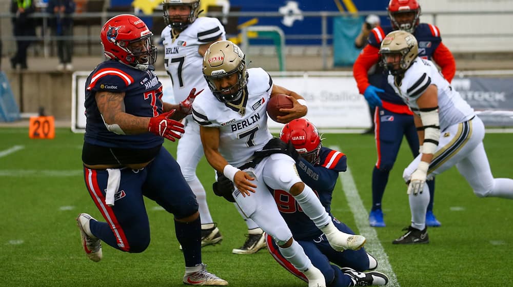  Berlins Spielmacher Jakeb Sullivan (Nr. 7, M) in Aktion. / Foto: Michael Hundt/dpa