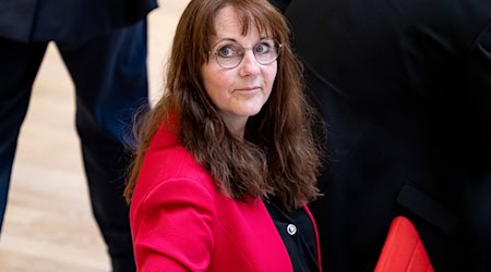 Rund vier Wochen nach ihrem Rücktritt erstmals wieder auf der landespolitischen Bühne: Ex-Innenministerin Katrin Lange (SPD) im Landtag in Potsdam. / Foto: Fabian Sommer/dpa
