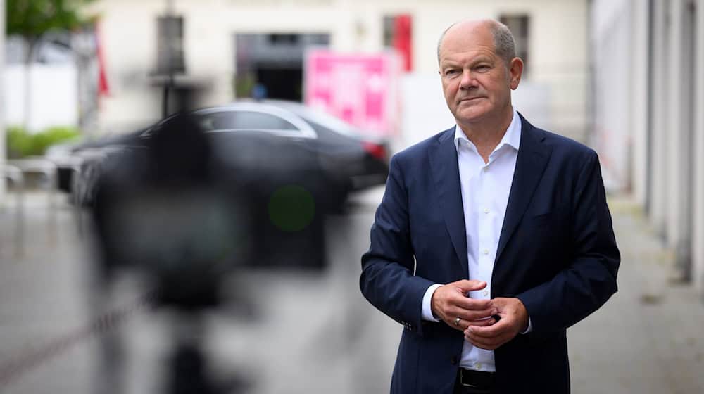 Bundeskanzler a. D. Olaf Scholz bei einem Besuch des Leibniz-Zentrums für Zeithistorische Forschung Potsdam (ZZF) und einer Foto-Ausstellung zum Alltag in der ukrainischen Stadt Lwiw  / Foto: Bernd von Jutrczenka/dpa