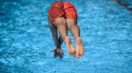 Bei der großen Hitze am Sonntag war Abkühlung gefragt. So wie hier im Sommerbad Neukölln.  / Foto: Bernd von Jutrczenka/dpa