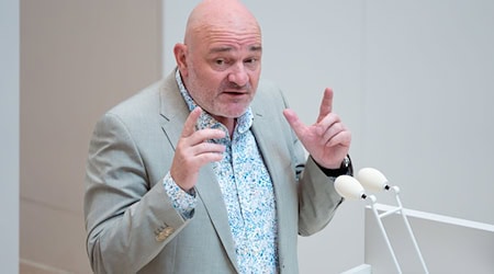 Finanzminister Robert Crumbach (BSW) begründete die Sparpläne mit der Wirtschaftskrise. (Archivbild) / Foto: Soeren Stache/dpa