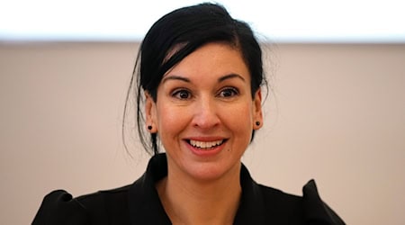 Noosha Aubel (parteilos) war sechs Jahre lang Beigeordnete für Bildung, Kultur, Jugend und Sport in Potsdam. Zuletzt war sie Stadträtin und Dezernentin für Bildung, Integration, öffentliche Dienste und Sicherheit in Flensburg. (Archivbild) / Foto: Soeren Stache/dpa