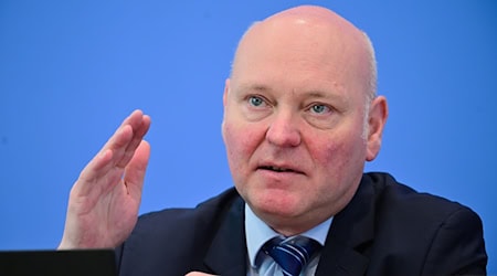 Der Wirtschaftswissenschaftler Achim Truger hat sich wie zwei weitere Forscher zu den geplanten Regeln zur Aufnahme von Schulden in Krisenzeiten für den Brandenburger Landeshaushalt geäußert (Archivbild). / Foto: Sebastian Christoph Gollnow/dpa