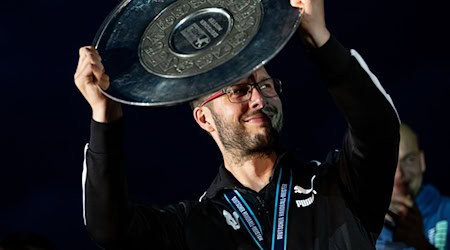 Füchse-Coach Jaron Siewert ist der jüngste Meistertrainer der HBL-Geschichte.  / Foto: Fabian Sommer/dpa
