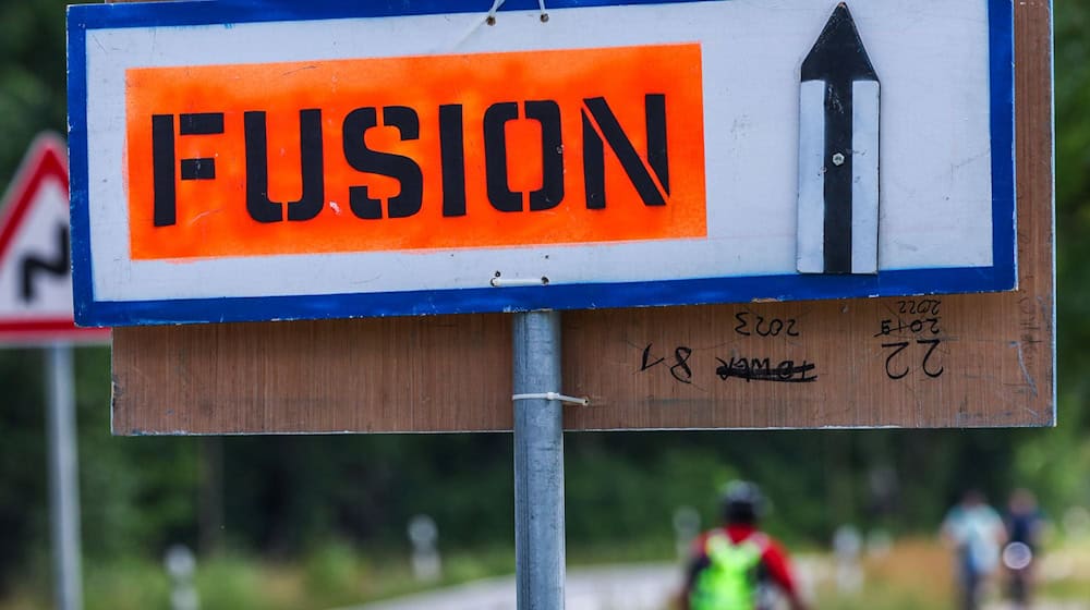 Die An- und Abreise zum und vom Fusion-Festival könnte für Bahnreisende teils eine Herausforderung werden (Illustration). / Foto: Jens Büttner/dpa