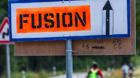 Die An- und Abreise zum und vom Fusion-Festival könnte für Bahnreisende teils eine Herausforderung werden (Illustration). / Foto: Jens Büttner/dpa