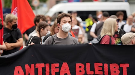 Mehrere hundert Menschen stellen sich in Berlin erneut gegen einen Aufzug von Rechtsextremen.  / Foto: Manuel Genolet/dpa
