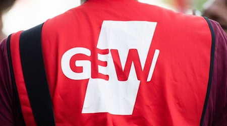 Die GEW will vorerst nicht mehr für kleinere Klassen und Entlastung an den Schulen streiken. (Archivbild) / Foto: Christophe Gateau/dpa