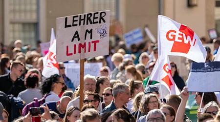 Die Bildungsgewerkschaft GEW zeigt sich offen für Gespräche über Lehrerstellen, bleibt aber bei ihrer Kritik am Haushalt (Archivbild). / Foto: Soeren Stache/dpa