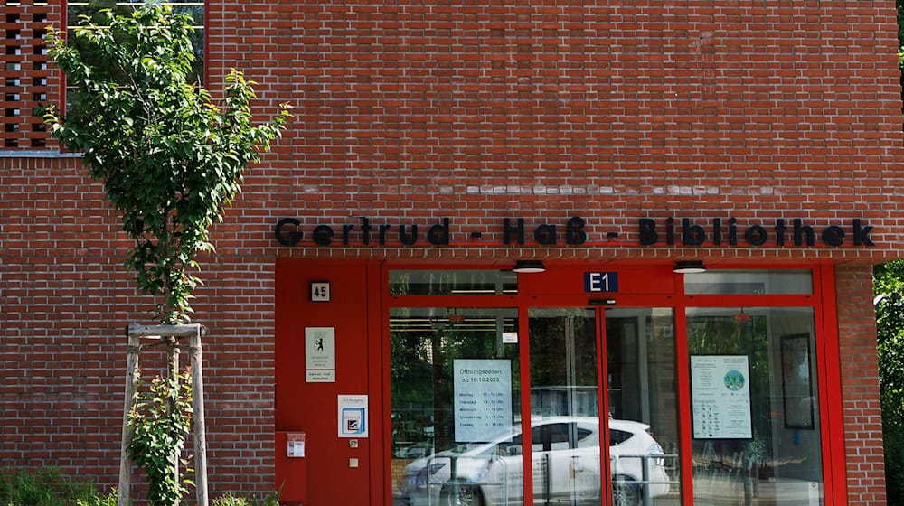 Die Gertrud-Haß-Bibliothek in Berlin: Hier wurde Senatorin Giffey vor einem Jahr angegriffen. (Archivbild) / Foto: Carsten Koall/dpa