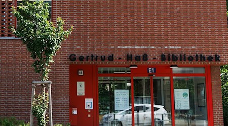 Die Gertrud-Haß-Bibliothek in Berlin: Hier wurde Senatorin Giffey vor einem Jahr angegriffen. (Archivbild) / Foto: Carsten Koall/dpa