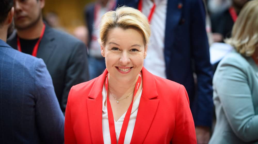 Berlins Wirtschaftssenatorin Franziska Giffey (SPD) hält für die Spitzenkandidatur eine breite Rückendeckung aus der Partei für entscheidend. (Archivfoto) / Foto: Bernd von Jutrczenka/dpa