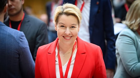 Berlins Wirtschaftssenatorin Franziska Giffey (SPD) hält für die Spitzenkandidatur eine breite Rückendeckung aus der Partei für entscheidend. (Archivfoto) / Foto: Bernd von Jutrczenka/dpa
