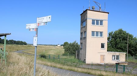 Für ein Mindestgebot von 5.000 Euro kann der Turm direkt an der Elbe zwischen Wittenberge und Lenzen erworben werden.  / Foto: Oliver Gierens/dpa