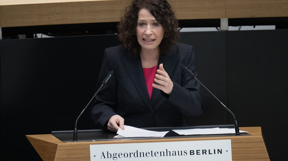Grünen-Fraktionschefin Bettina Jarasch sieht Versagen bei der Bildungssenatorin. (Archivbild) / Foto: Sebastian Christoph Gollnow/dpa