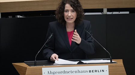 Grünen-Fraktionschefin Bettina Jarasch sieht Versagen bei der Bildungssenatorin. (Archivbild) / Foto: Sebastian Christoph Gollnow/dpa