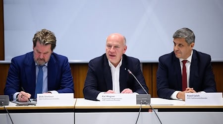 Die schwarz-rote Koalition mit dem CDU-Vorsitzenden  Dirk Stettner, dem Regierenden Bürgermeister Kai Wegner und SPD-Fraktionschef Raed Saleh kommt am Wochenende zu ihrer Klausur zusammen. (Archivfoto) / Foto: Bernd von Jutrczenka/dpa