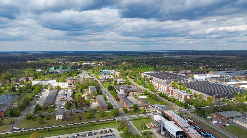 Der Industriestandort Schwarze Pumpe liegt auf der Landesgrenze zwischen Brandenburg und Sachsen. (Archivbild) / Foto: Patrick Pleul/dpa