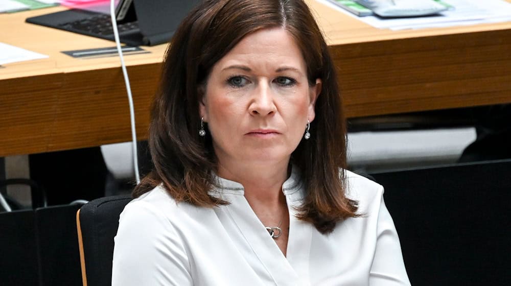 Bildungssenatorin Katharina Günther-Wünsch (CDU) hat im Abgeordnetenhaus Stellung zu Kritik genommen.  / Foto: Jens Kalaene/dpa