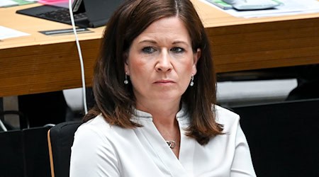 Bildungssenatorin Katharina Günther-Wünsch (CDU) hat im Abgeordnetenhaus Stellung zu Kritik genommen.  / Foto: Jens Kalaene/dpa