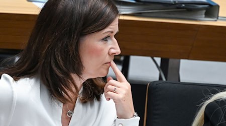 Bildungssenatorin Katharina Günther-Wünsch (CDU) will, dass künftig schneller auf Mobbingfälle reagiert wird. (Archivbild) / Foto: Jens Kalaene/dpa