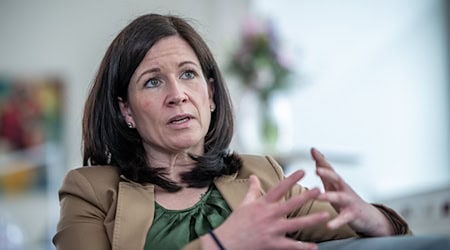 Bildungssenatorin Katharina Günther-Wünsch (CDU) sieht Handlungsbedarf beim Umgang mit Mobbing. (Archivbild) / Foto: Michael Kappeler/dpa