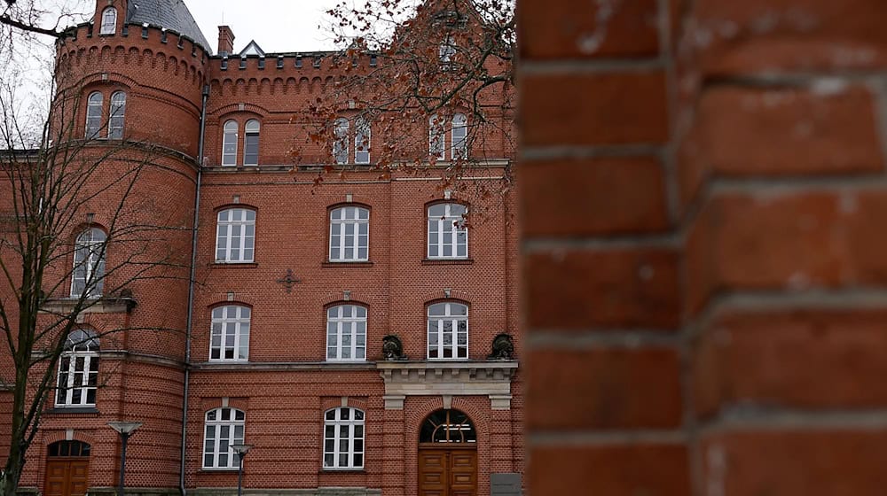 Ein ehemaliger Pfleger eines Wohnheims ist nach dem Tod einer Bewohnerin vom Landgericht Neuruppin zu einer Haftstrafe verurteilt worden (Archivbild). / Foto: Carsten Koall/dpa