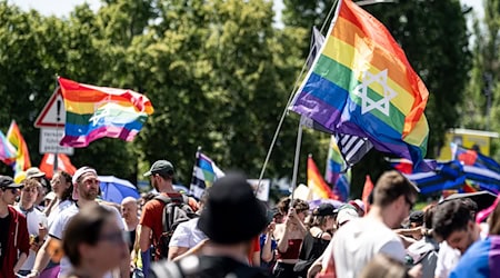 Hunderte Menschen ziehen am Samstagnachmittag für Vielfalt und Toleranz durch Marzahn.  / Foto: Fabian Sommer/dpa