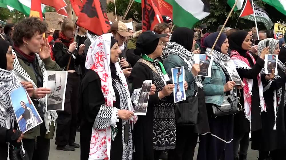 Am Berliner Alex versammelten sich Hunderte, um gegen den Stopp der «Madleen» zu demonstrieren. / Foto: Sven Käuler/dpa