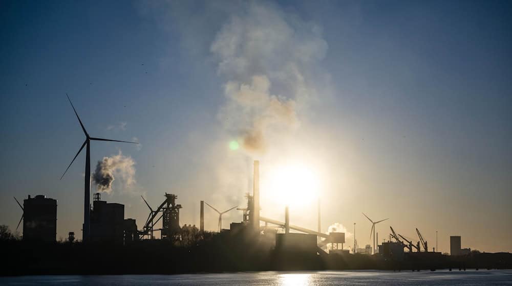 So schnell wie erhofft wird deutscher Stahl nicht grün, das heißt ohne CO2-Ausstoß, hergestellt. (Symbolbild) / Foto: Sina Schuldt/dpa