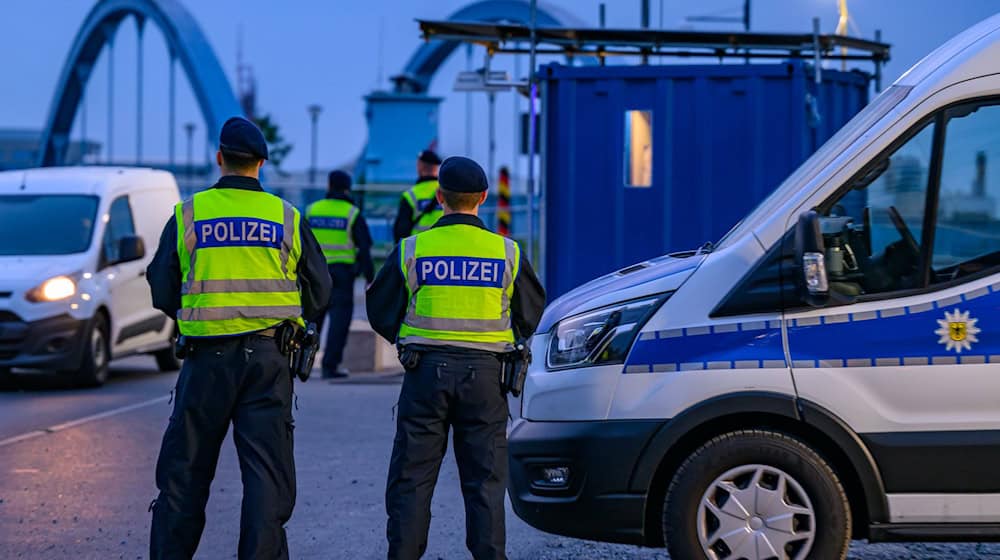 Die Bundespolizei kontrolliert den Verkehr auf der Stadtbrücke in Frankfurt (Oder) am Grenzübergang ins polnische Slubice.  / Foto: Patrick Pleul/dpa