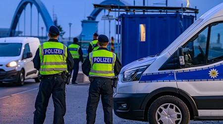 Die Bundespolizei kontrolliert den Verkehr auf der Stadtbrücke in Frankfurt (Oder) am Grenzübergang ins polnische Slubice.  / Foto: Patrick Pleul/dpa