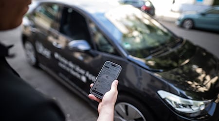 Fahrten mit Mietwagen sind via App über einen Fahrdienstvermittler zu erhalten. (Archivbild) / Foto: Sebastian Gollnow/dpa