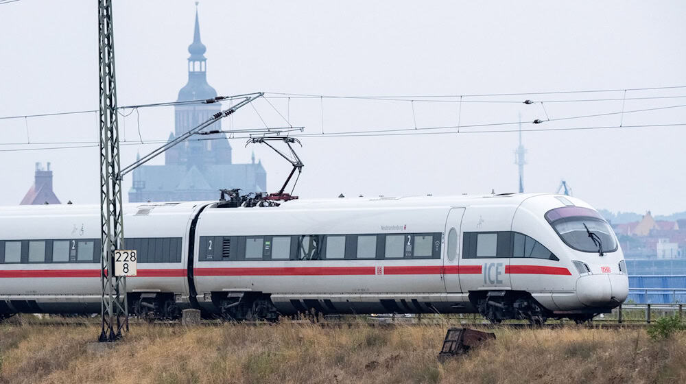 Ein Ausbau der sogenannten Vorpommern-Magistrale soll nicht nur die Fahrtzeit zwischen Berlin und Stralsund verkürzen, sondern auch helfen weite Teile Vorpommerns besser anzubinden (Archiv). / Foto: Stefan Sauer/dpa