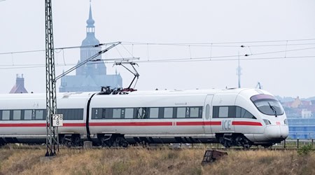 Ein Ausbau der sogenannten Vorpommern-Magistrale soll nicht nur die Fahrtzeit zwischen Berlin und Stralsund verkürzen, sondern auch helfen weite Teile Vorpommerns besser anzubinden (Archiv). / Foto: Stefan Sauer/dpa