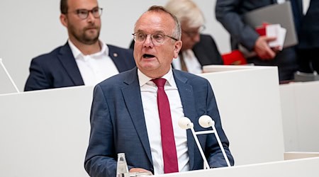 Detlef Tabbert (BSW) will den Wohnungsbau in Brandenburg beschleunigen. (Archivbild) / Foto: Fabian Sommer/dpa
