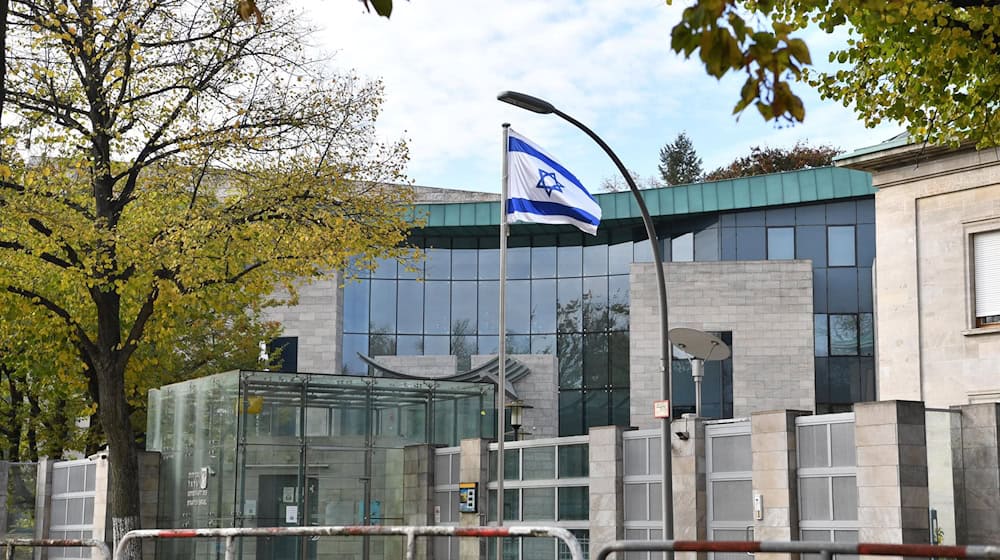 Die israelische Botschaft bleibt geschlossen. (Archivbild)  / Foto: Paul Zinken/dpa