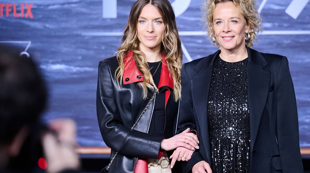 Katja Riemann (rechts) und ihre Tochter Paula Romy inszenieren ab Juli am Berliner Renaissance-Theater ein gemeinsames Stück. (Archivbild) / Foto: Annette Riedl/dpa