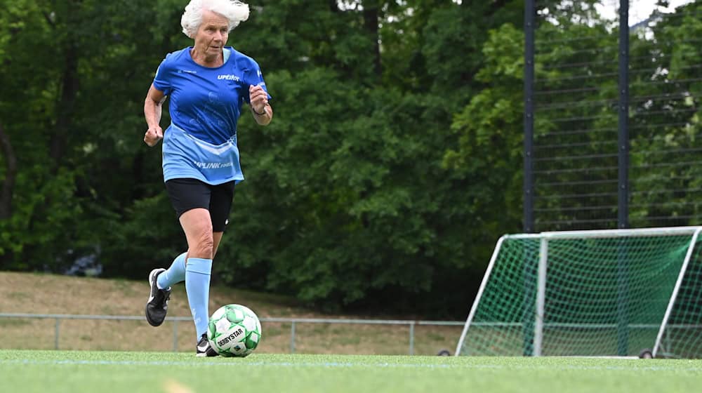 Als eine der ältesten deutschen Fußballspielerinnen trainiert Karin Walk zweimal die Woche. / Foto: Jennifer Brückner/dpa