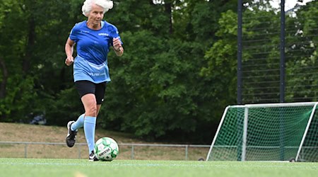 Als eine der ältesten deutschen Fußballspielerinnen trainiert Karin Walk zweimal die Woche. / Foto: Jennifer Brückner/dpa