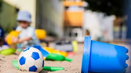 Spielerisch können Kita-Kinder ihr Sprechen ausprobieren. (Symbolbild) / Foto: Christoph Soeder/dpa