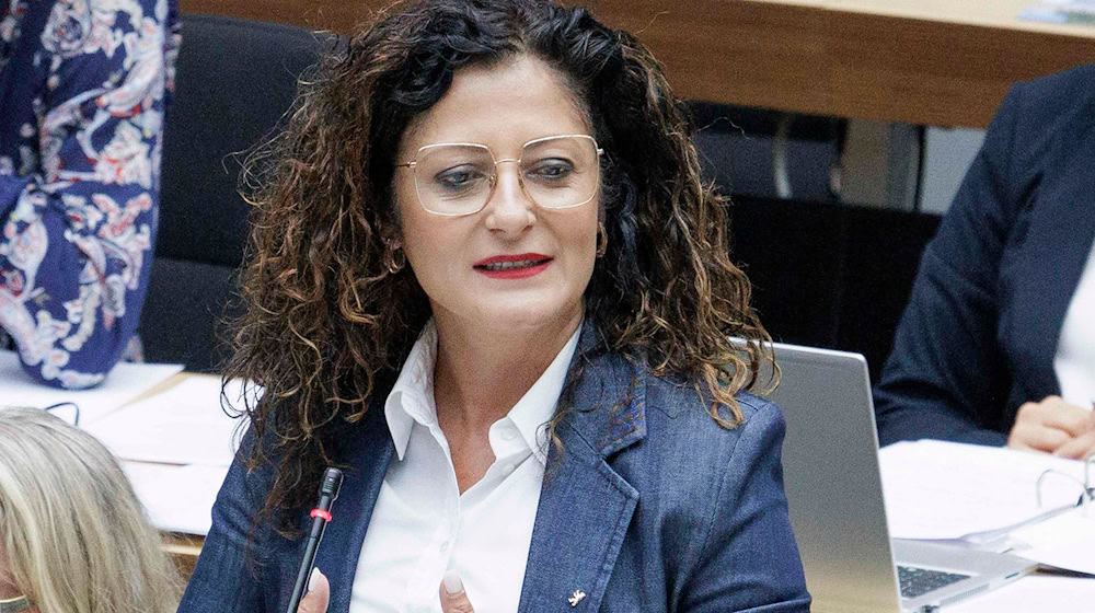 Sozialsenatorin Cansel Kiziltepe (SPD) reagiert auf Äußerungen ihrer Kollegin Sarah Wedl-Wilso (parteilos) zur «Demokratieklausel» (Archivbild)     / Foto: Carsten Koall/dpa