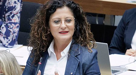 Sozialsenatorin Cansel Kiziltepe (SPD) reagiert auf Äußerungen ihrer Kollegin Sarah Wedl-Wilso (parteilos) zur «Demokratieklausel» (Archivbild)     / Foto: Carsten Koall/dpa